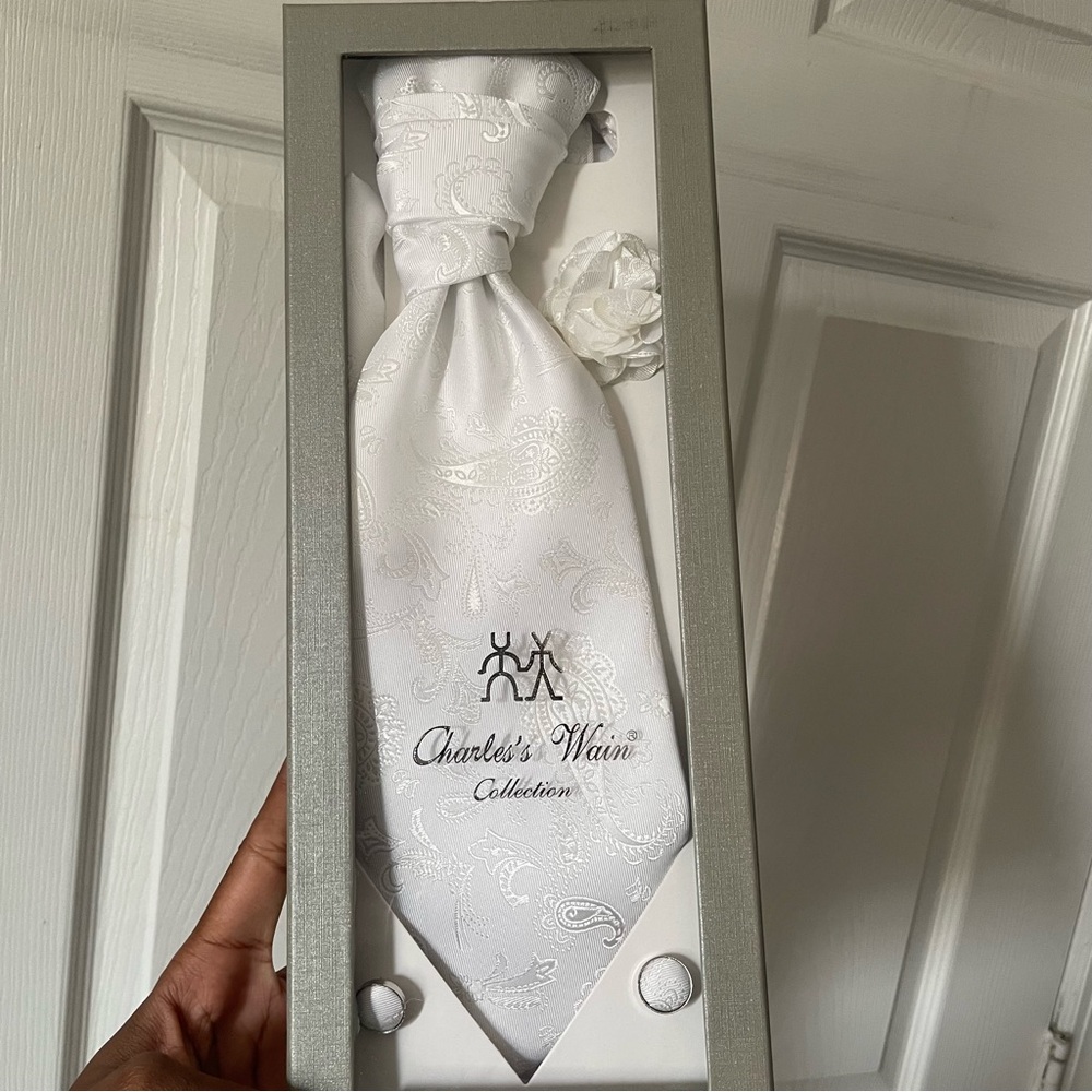 White Paisley Men's Tie Set